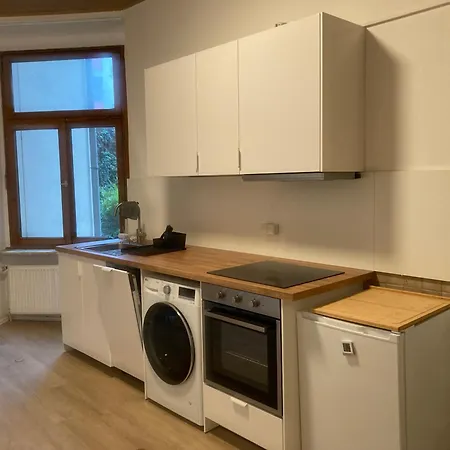 Cosy, New Furniture, 10min Walk To Train Station