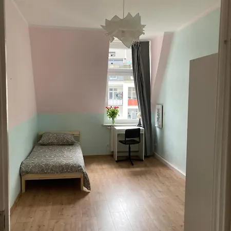 Cosy, New Furniture, 10min Walk To Train Station *