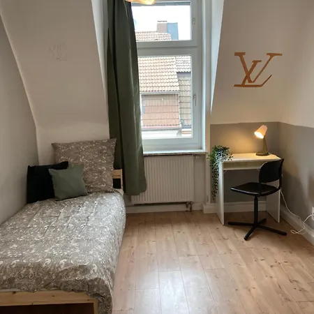 Cosy, New Furniture, 10min Walk To Train Station وبرتال