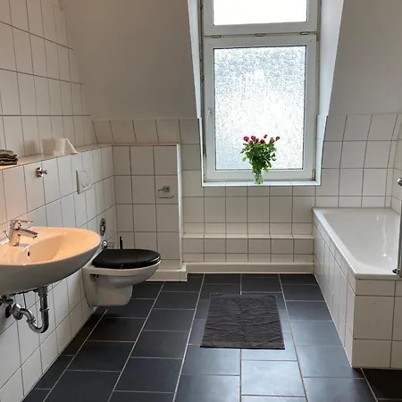 Cosy, New Furniture, 10min Walk To Train Station شقة وبرتال