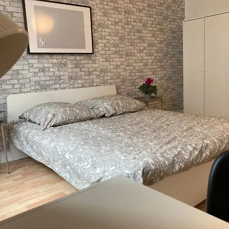 Cosy, New Furniture, 10min Walk To Train Station شقة