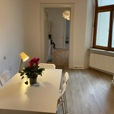 Cosy, New Furniture, 10min Walk To Train Station